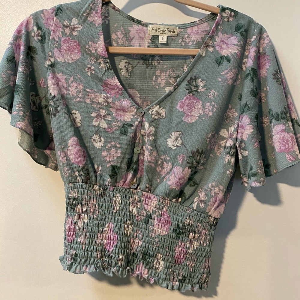Cute flower top w puffy arms and scrunched waist.